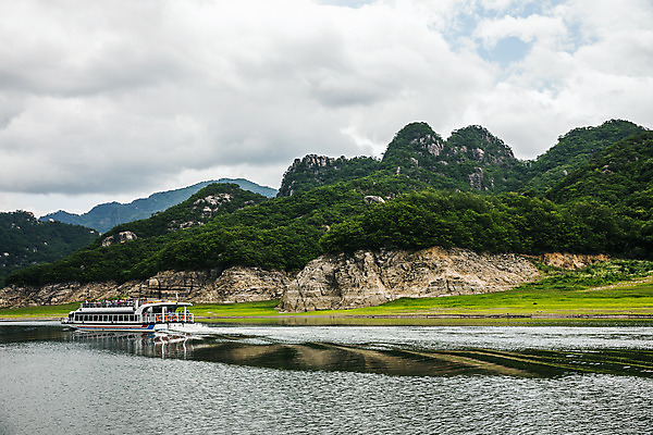 포토 JPG 주간 구름 여행 자연 하늘 한국 풍경 사람없음 야외 관광지 유람선 충청북도 국내여행 단양 옥순봉 단양호 국내포토 자연요소 아시아 호수 배_교통 생태계 봉우리 충청도 명승지 파일형식