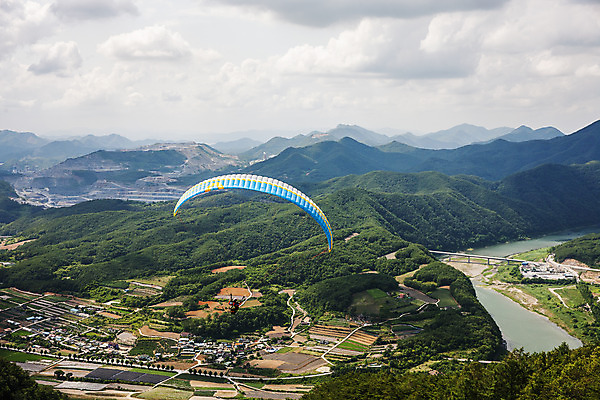 포토 JPG 주간 구름 여행 자연 하늘 한국 풍경 사람없음 야외 관광지 패러글라이딩 충청북도 국내여행 단양 옥순봉 국내포토 자연요소 아시아 스포츠 생태계 봉우리 충청도 명승지 파일형식