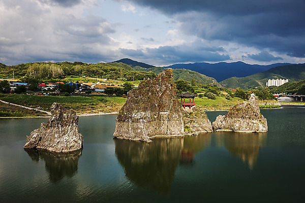 포토 JPG 주간 구름 여행 자연 하늘 한국 풍경 사람없음 야외 관광지 바위 충청북도 국내여행 남한강 단양 도담삼봉 국내포토 자연요소 아시아 강 돌_바위 생태계 충청도 파일형식