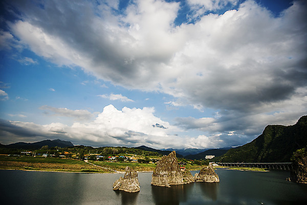 포토 JPG 주간 구름 여행 자연 하늘 한국 풍경 사람없음 야외 관광지 바위 충청북도 국내여행 남한강 단양 도담삼봉 국내포토 자연요소 아시아 강 돌_바위 생태계 충청도 파일형식