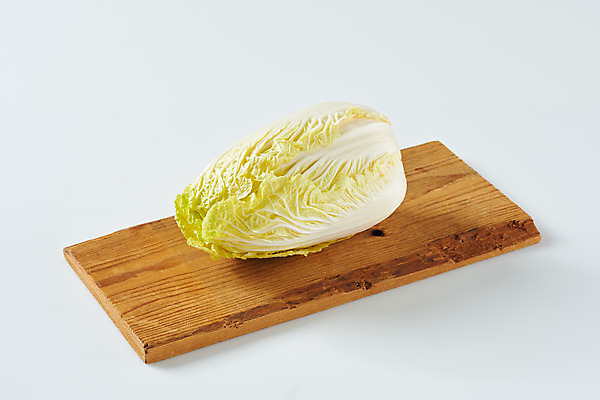 포토 JPG 스튜디오촬영 접시 채소 식재료 실내 사람없음 배추 흰배경 나무도마 알배추 국내포토 식기 백그라운드 도마 내부 목재 흰색 파일형식