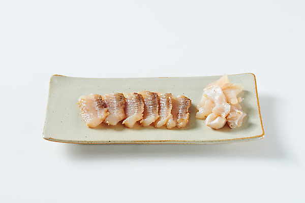 포토 JPG 스튜디오촬영 접시 음식 실내 사람없음 회 흰배경 홍어 홍어회 국내포토 식기 백그라운드 어류 내부 흰색 파일형식