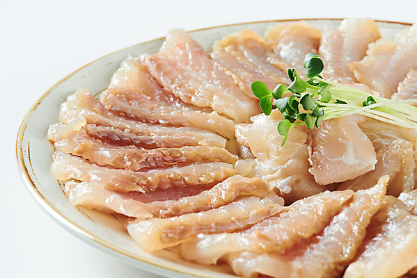 포토 JPG 스튜디오촬영 접시 음식 실내 근접촬영 사람없음 회 흰배경 무순 홍어 홍어회 국내포토 식기 뷰포인트 백그라운드 어류 내부 흰색 새싹채소 파일형식