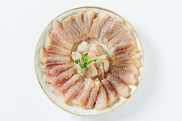 포토 JPG 스튜디오촬영 접시 음식 실내 사람없음 하이앵글 회 흰배경 무순 홍어 홍어회 플랫레이 국내포토 식기 뷰포인트 백그라운드 어류 내부 흰색 플랫 새싹채소 파일형식