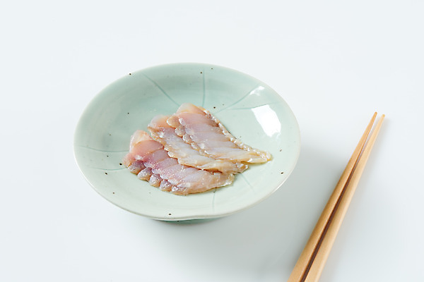 포토 JPG 스튜디오촬영 접시 음식 젓가락 실내 사람없음 회 흰배경 홍어 홍어회 국내포토 식기 백그라운드 수저 어류 내부 흰색 파일형식