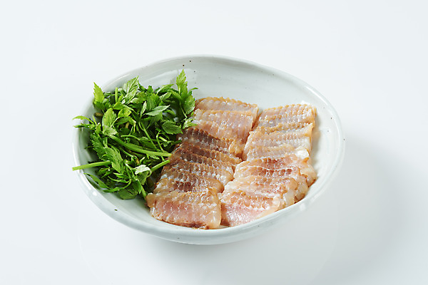 포토 JPG 스튜디오촬영 접시 음식 실내 사람없음 회 흰배경 미나리 홍어 홍어회 국내포토 식기 백그라운드 채소 어류 내부 흰색 파일형식