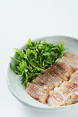 포토 JPG 스튜디오촬영 접시 음식 실내 사람없음 회 흰배경 미나리 홍어 홍어회 국내포토 식기 백그라운드 채소 어류 내부 흰색 파일형식