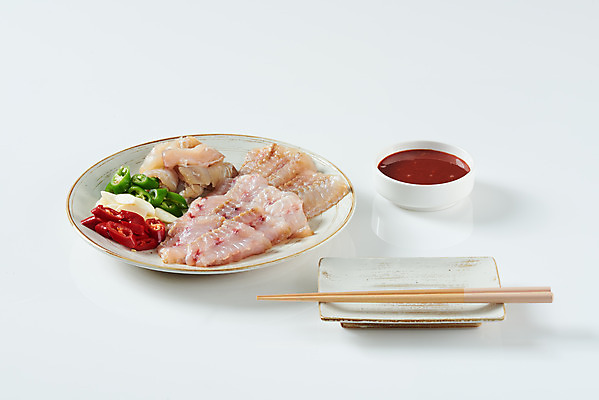 포토 JPG 스튜디오촬영 접시 음식 젓가락 고추 실내 마늘 사람없음 회 흰배경 초고추장 홍어 홍어회 국내포토 식기 백그라운드 채소 수저 어류 내부 흰색 양념 파일형식