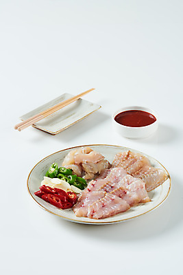 포토 JPG 스튜디오촬영 접시 음식 젓가락 고추 실내 마늘 사람없음 회 흰배경 초고추장 홍어 홍어회 국내포토 식기 백그라운드 채소 수저 어류 내부 흰색 양념 파일형식