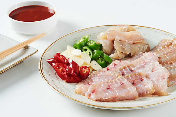 포토 JPG 스튜디오촬영 접시 음식 젓가락 고추 실내 마늘 사람없음 회 흰배경 초고추장 홍어 홍어회 국내포토 식기 백그라운드 채소 수저 어류 내부 흰색 양념 파일형식