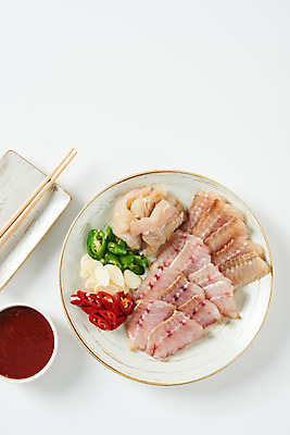 포토 JPG 스튜디오촬영 접시 음식 젓가락 고추 실내 마늘 사람없음 하이앵글 회 흰배경 초고추장 홍어 홍어회 플랫레이 국내포토 식기 뷰포인트 백그라운드 채소 수저 어류 내부 흰색 양념 플랫 파일형식