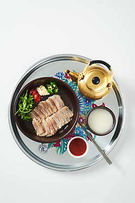 포토 JPG 스튜디오촬영 접시 음식 젓가락 고추 주전자 주류 쟁반 실내 마늘 사람없음 하이앵글 회 흰배경 막걸리 미나리 초고추장 홍어 홍어회 플랫레이 국내포토 식기 음료 뷰포인트 백그라운드 채소 주방용품 수저 어류 내부 흰색 양념 플랫 파일형식