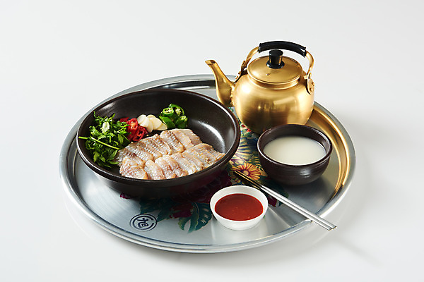 포토 JPG 스튜디오촬영 접시 음식 젓가락 고추 주전자 주류 쟁반 실내 마늘 사람없음 회 흰배경 막걸리 미나리 홍어 홍어회 국내포토 식기 음료 백그라운드 채소 주방용품 수저 어류 내부 흰색 파일형식