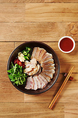 포토 JPG 스튜디오촬영 접시 음식 젓가락 고추 실내 마늘 사람없음 하이앵글 회 미나리 초고추장 홍어 홍어회 플랫레이 갈색배경 국내포토 식기 뷰포인트 백그라운드 채소 수저 어류 내부 갈색 양념 플랫 파일형식