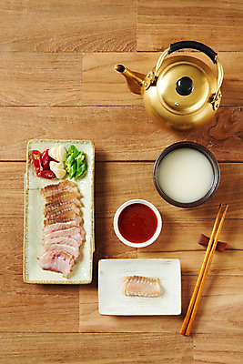 포토 JPG 스튜디오촬영 접시 음식 젓가락 고추 주전자 주류 실내 마늘 사람없음 하이앵글 회 막걸리 초고추장 홍어 홍어회 플랫레이 갈색배경 국내포토 식기 음료 뷰포인트 백그라운드 채소 주방용품 수저 어류 내부 갈색 양념 플랫 파일형식