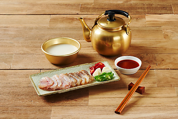 포토 JPG 스튜디오촬영 접시 음식 젓가락 고추 주전자 주류 실내 마늘 사람없음 회 막걸리 초고추장 홍어 홍어회 갈색배경 국내포토 식기 음료 백그라운드 채소 주방용품 수저 어류 내부 갈색 양념 파일형식