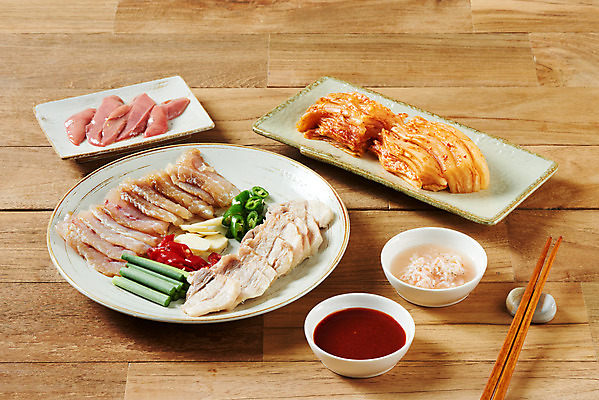 포토 JPG 스튜디오촬영 접시 음식 젓가락 고추 김치 실내 마늘 돼지고기 사람없음 회 묵은지 새우젓 초고추장 홍어 홍어삼합 홍어회 갈색배경 마늘종 국내포토 식기 한식 줄기 백그라운드 채소 수저 육류 어류 내부 갈색 양념 삼합 젓갈 파일형식