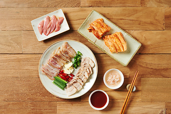 포토 JPG 스튜디오촬영 접시 음식 젓가락 고추 김치 실내 마늘 돼지고기 사람없음 하이앵글 회 묵은지 새우젓 초고추장 홍어 홍어삼합 홍어회 플랫레이 갈색배경 마늘종 국내포토 식기 한식 뷰포인트 줄기 백그라운드 채소 수저 육류 어류 내부 갈색 양념 플랫 삼합 젓갈 파일형식