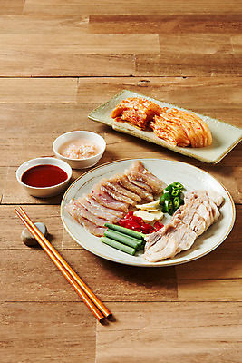 포토 JPG 스튜디오촬영 접시 음식 젓가락 고추 김치 실내 마늘 돼지고기 사람없음 회 묵은지 새우젓 초고추장 홍어 홍어삼합 홍어회 갈색배경 마늘종 국내포토 식기 한식 줄기 백그라운드 채소 수저 육류 어류 내부 갈색 양념 삼합 젓갈 파일형식