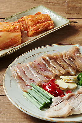 포토 JPG 스튜디오촬영 접시 음식 고추 김치 실내 마늘 돼지고기 근접촬영 사람없음 회 묵은지 새우젓 초고추장 홍어 홍어삼합 홍어회 갈색배경 마늘종 국내포토 식기 한식 뷰포인트 줄기 백그라운드 채소 육류 어류 내부 갈색 양념 삼합 젓갈 파일형식