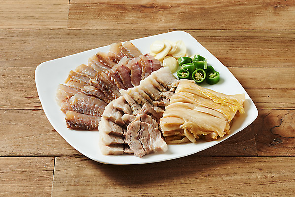 포토 JPG 스튜디오촬영 접시 음식 고추 김치 실내 마늘 돼지고기 사람없음 회 묵은지 홍어 홍어삼합 홍어회 갈색배경 국내포토 식기 한식 백그라운드 채소 육류 어류 내부 갈색 삼합 파일형식