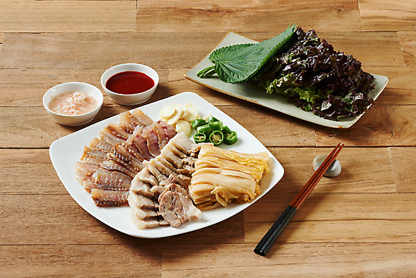 포토 JPG 스튜디오촬영 접시 음식 젓가락 고추 김치 실내 마늘 돼지고기 사람없음 회 상추 깻잎 묵은지 새우젓 초고추장 홍어 홍어삼합 홍어회 갈색배경 국내포토 식기 한식 백그라운드 채소 수저 육류 어류 내부 갈색 양념 삼합 젓갈 파일형식