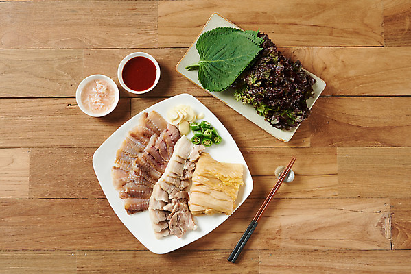 포토 JPG 스튜디오촬영 접시 음식 젓가락 고추 김치 실내 마늘 돼지고기 사람없음 회 상추 깻잎 묵은지 새우젓 초고추장 홍어 홍어삼합 홍어회 갈색배경 국내포토 식기 한식 백그라운드 채소 수저 육류 어류 내부 갈색 양념 삼합 젓갈 파일형식