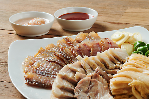 포토 JPG 스튜디오촬영 접시 음식 고추 김치 실내 마늘 돼지고기 근접촬영 사람없음 회 묵은지 새우젓 초고추장 홍어 홍어삼합 홍어회 갈색배경 국내포토 식기 한식 뷰포인트 백그라운드 채소 육류 어류 내부 갈색 양념 삼합 젓갈 파일형식