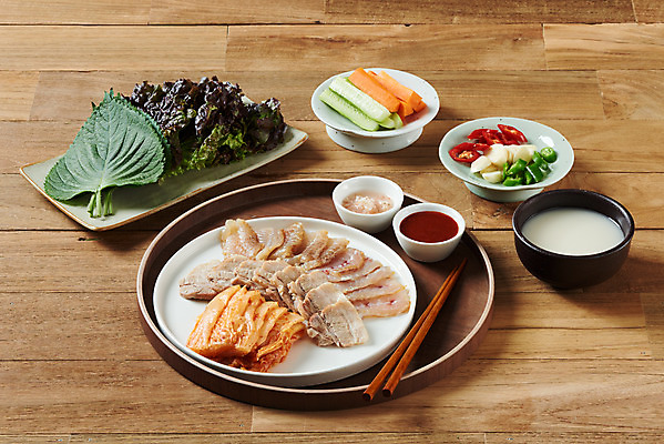 포토 JPG 스튜디오촬영 접시 음식 젓가락 고추 김치 오이 주류 쟁반 실내 마늘 돼지고기 사람없음 당근 회 상추 깻잎 막걸리 묵은지 새우젓 초고추장 홍어 홍어삼합 홍어회 갈색배경 국내포토 식기 음료 한식 백그라운드 채소 뿌리채소 수저 육류 어류 내부 갈색 양념 삼합 젓갈 파일형식