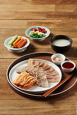 포토 JPG 스튜디오촬영 접시 음식 젓가락 고추 김치 오이 주류 쟁반 실내 마늘 돼지고기 사람없음 당근 회 상추 깻잎 막걸리 묵은지 새우젓 초고추장 홍어 홍어삼합 홍어회 갈색배경 국내포토 식기 음료 한식 백그라운드 채소 뿌리채소 수저 육류 어류 내부 갈색 양념 삼합 젓갈 파일형식