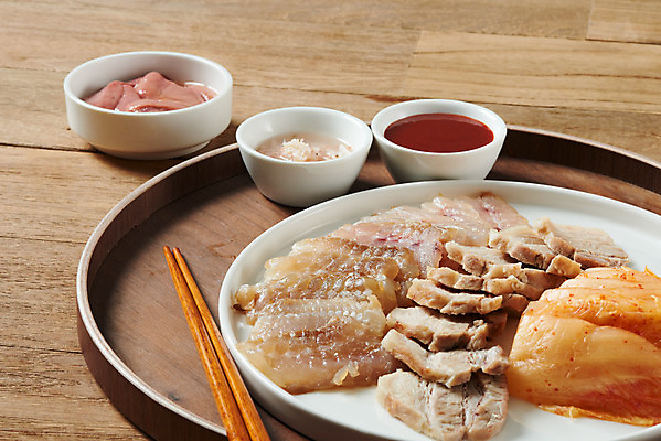 포토 JPG 스튜디오촬영 접시 음식 젓가락 김치 쟁반 실내 돼지고기 사람없음 회 묵은지 새우젓 초고추장 홍어 홍어삼합 홍어회 갈색배경 국내포토 식기 한식 백그라운드 수저 육류 어류 내부 갈색 양념 삼합 젓갈 파일형식