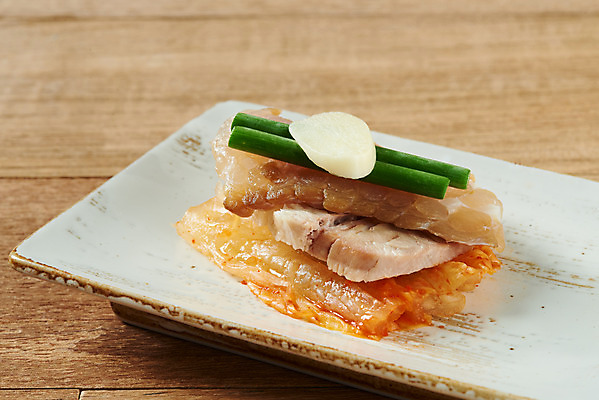 포토 JPG 스튜디오촬영 접시 음식 김치 실내 마늘 돼지고기 근접촬영 사람없음 회 묵은지 홍어 홍어삼합 홍어회 갈색배경 마늘종 국내포토 식기 한식 뷰포인트 줄기 백그라운드 채소 육류 어류 내부 갈색 삼합 파일형식