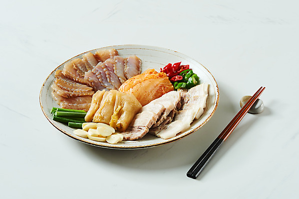 포토 JPG 스튜디오촬영 접시 음식 젓가락 고추 김치 실내 마늘 돼지고기 사람없음 회 흰배경 묵은지 홍어 홍어삼합 홍어회 마늘종 국내포토 식기 한식 줄기 백그라운드 채소 수저 육류 어류 내부 흰색 삼합 파일형식
