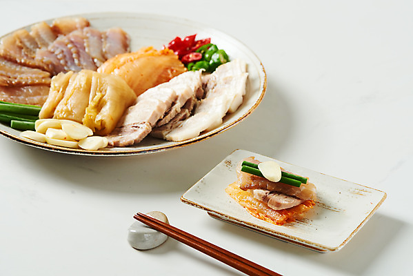 포토 JPG 스튜디오촬영 접시 음식 젓가락 고추 김치 실내 마늘 돼지고기 사람없음 회 흰배경 묵은지 홍어 홍어삼합 홍어회 마늘종 국내포토 식기 한식 줄기 백그라운드 채소 수저 육류 어류 내부 흰색 삼합 파일형식