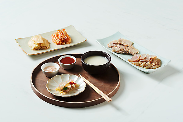 포토 JPG 스튜디오촬영 접시 음식 젓가락 김치 주류 실내 돼지고기 사람없음 회 흰배경 막걸리 묵은지 새우젓 초고추장 홍어 홍어삼합 홍어회 국내포토 식기 음료 한식 백그라운드 수저 육류 어류 내부 흰색 양념 삼합 젓갈 파일형식