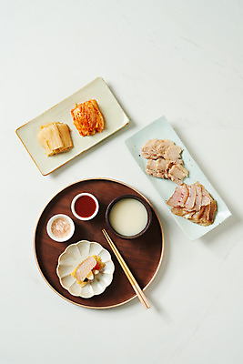 포토 JPG 스튜디오촬영 접시 음식 젓가락 김치 주류 실내 돼지고기 사람없음 하이앵글 회 흰배경 막걸리 묵은지 새우젓 초고추장 홍어 홍어삼합 홍어회 플랫레이 국내포토 식기 음료 한식 뷰포인트 백그라운드 수저 육류 어류 내부 흰색 양념 플랫 삼합 젓갈 파일형식