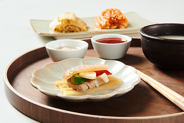 포토 JPG 스튜디오촬영 접시 음식 젓가락 김치 주류 실내 돼지고기 근접촬영 사람없음 회 흰배경 막걸리 묵은지 새우젓 초고추장 홍어 홍어삼합 홍어회 국내포토 식기 음료 한식 뷰포인트 백그라운드 수저 육류 어류 내부 흰색 양념 삼합 젓갈 파일형식