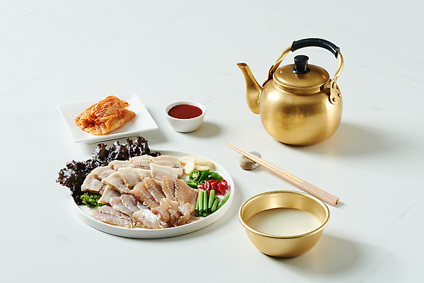 포토 JPG 스튜디오촬영 접시 음식 젓가락 고추 주전자 김치 주류 실내 마늘 돼지고기 사람없음 회 상추 흰배경 막걸리 묵은지 초고추장 홍어 홍어삼합 홍어회 마늘종 국내포토 식기 음료 한식 줄기 백그라운드 채소 주방용품 수저 육류 어류 내부 흰색 양념 삼합 파일형식