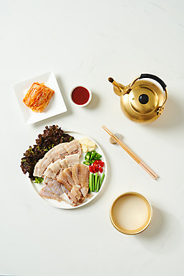 포토 JPG 스튜디오촬영 접시 음식 젓가락 고추 주전자 김치 주류 실내 마늘 돼지고기 사람없음 하이앵글 회 상추 흰배경 막걸리 묵은지 초고추장 홍어 홍어삼합 홍어회 플랫레이 마늘종 국내포토 식기 음료 한식 뷰포인트 줄기 백그라운드 채소 주방용품 수저 육류 어류 내부 흰색 양념 플랫 삼합 파일형식