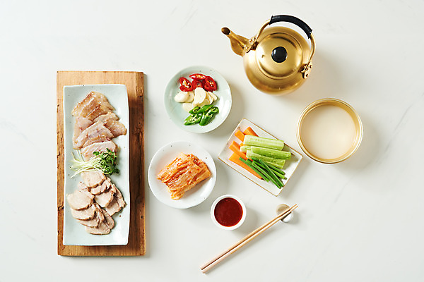 포토 JPG 스튜디오촬영 접시 음식 젓가락 고추 주전자 김치 오이 주류 실내 마늘 돼지고기 사람없음 하이앵글 당근 회 상추 흰배경 막걸리 묵은지 초고추장 홍어 홍어삼합 홍어회 플랫레이 마늘종 국내포토 식기 음료 한식 뷰포인트 줄기 백그라운드 채소 주방용품 뿌리채소 수저 육류 어류 내부 흰색 양념 플랫 삼합 파일형식