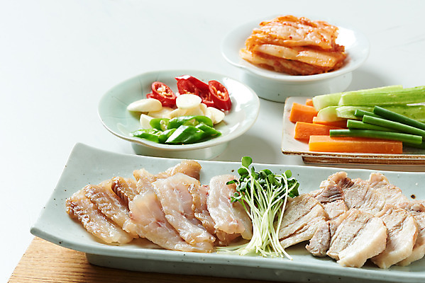 포토 JPG 스튜디오촬영 접시 음식 고추 김치 오이 실내 마늘 돼지고기 사람없음 당근 회 흰배경 무순 묵은지 홍어 홍어삼합 홍어회 마늘종 국내포토 식기 한식 줄기 백그라운드 채소 뿌리채소 육류 어류 내부 흰색 삼합 새싹채소 파일형식