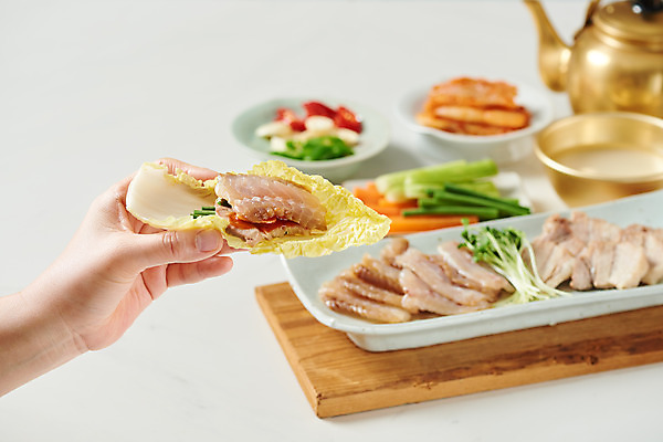 포토 JPG 스튜디오촬영 접시 손 음식 젓가락 손가락 고추 주전자 김치 주류 실내 마늘 돼지고기 신체부위 회 배추 흰배경 무순 막걸리 묵은지 홍어 홍어삼합 홍어회 마늘종 알배추 국내포토 식기 음료 한식 줄기 백그라운드 채소 주방용품 수저 육류 어류 사람 내부 흰색 삼합 새싹채소 파일형식