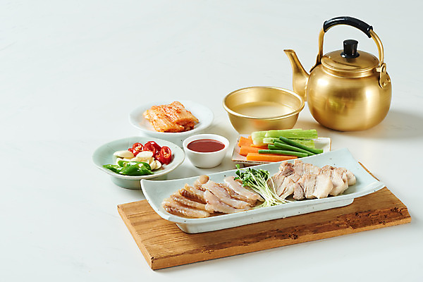 포토 JPG 스튜디오촬영 접시 음식 고추 주전자 김치 오이 주류 실내 마늘 돼지고기 사람없음 당근 회 흰배경 무순 막걸리 묵은지 초고추장 홍어 홍어삼합 홍어회 마늘종 국내포토 식기 음료 한식 줄기 백그라운드 채소 주방용품 뿌리채소 육류 어류 내부 흰색 양념 삼합 새싹채소 파일형식