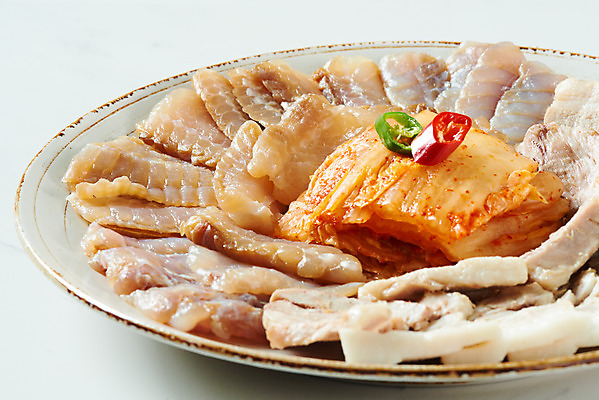 포토 JPG 스튜디오촬영 접시 음식 고추 김치 실내 돼지고기 근접촬영 사람없음 회 흰배경 묵은지 홍어 홍어삼합 홍어회 국내포토 식기 한식 뷰포인트 백그라운드 채소 육류 어류 내부 흰색 삼합 파일형식
