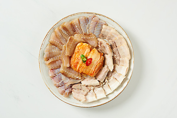 포토 JPG 스튜디오촬영 접시 음식 고추 김치 실내 돼지고기 사람없음 하이앵글 회 흰배경 묵은지 홍어 홍어삼합 홍어회 플랫레이 국내포토 식기 한식 뷰포인트 백그라운드 채소 육류 어류 내부 흰색 플랫 삼합 파일형식