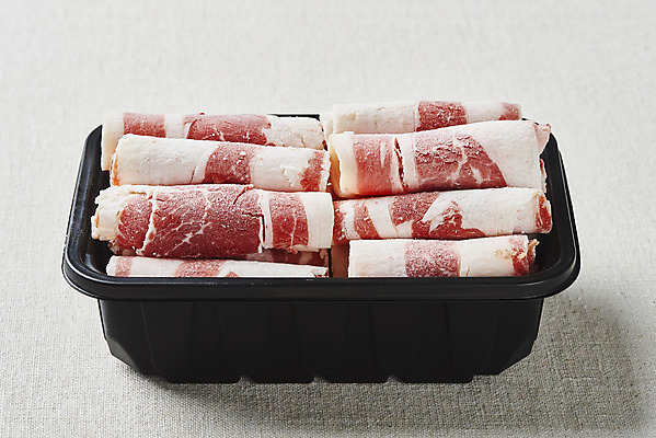 포토 JPG 스튜디오촬영 음식 포장 회색배경 실내 육류 요리 사람없음 소고기 플라스틱 부위 우삼겹 포장용기 국내포토 백그라운드 식재료 재질 내부 회색 포장재료 파일형식