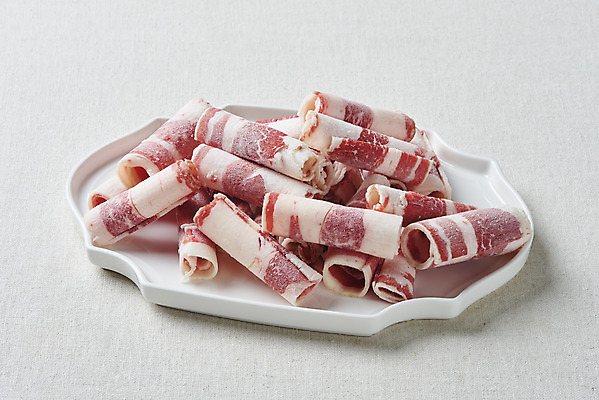 포토 JPG 스튜디오촬영 그릇 접시 음식 회색배경 실내 육류 요리 사람없음 소고기 부위 우삼겹 국내포토 식기 백그라운드 식재료 내부 회색 파일형식