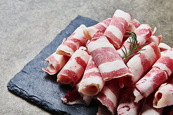 포토 JPG 스튜디오촬영 접시 음식 회색배경 실내 육류 요리 사람없음 소고기 부위 로즈메리 우삼겹 국내포토 식기 백그라운드 식재료 내부 회색 허브 파일형식