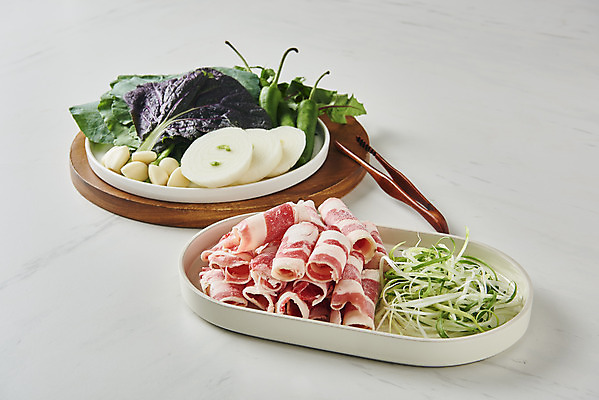 포토 JPG 스튜디오촬영 그릇 접시 음식 채소 고추 양파 실내 마늘 집게 육류 요리 사람없음 소고기 흰배경 쌈 파 부위 우삼겹 케일 적치커리 국내포토 식기 백그라운드 식재료 내부 흰색 치커리 파일형식