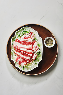 포토 JPG 스튜디오촬영 그릇 접시 음식 실내 육류 요리 사람없음 하이앵글 소고기 흰배경 파 부위 우삼겹 허브솔트 국내포토 식기 뷰포인트 백그라운드 채소 식재료 내부 흰색 소금 파일형식